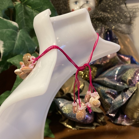 NWOT - Fuschia Pink Seashell Beaded Bracelet With Triple Adjustable String Cord - Picture 11 of 11